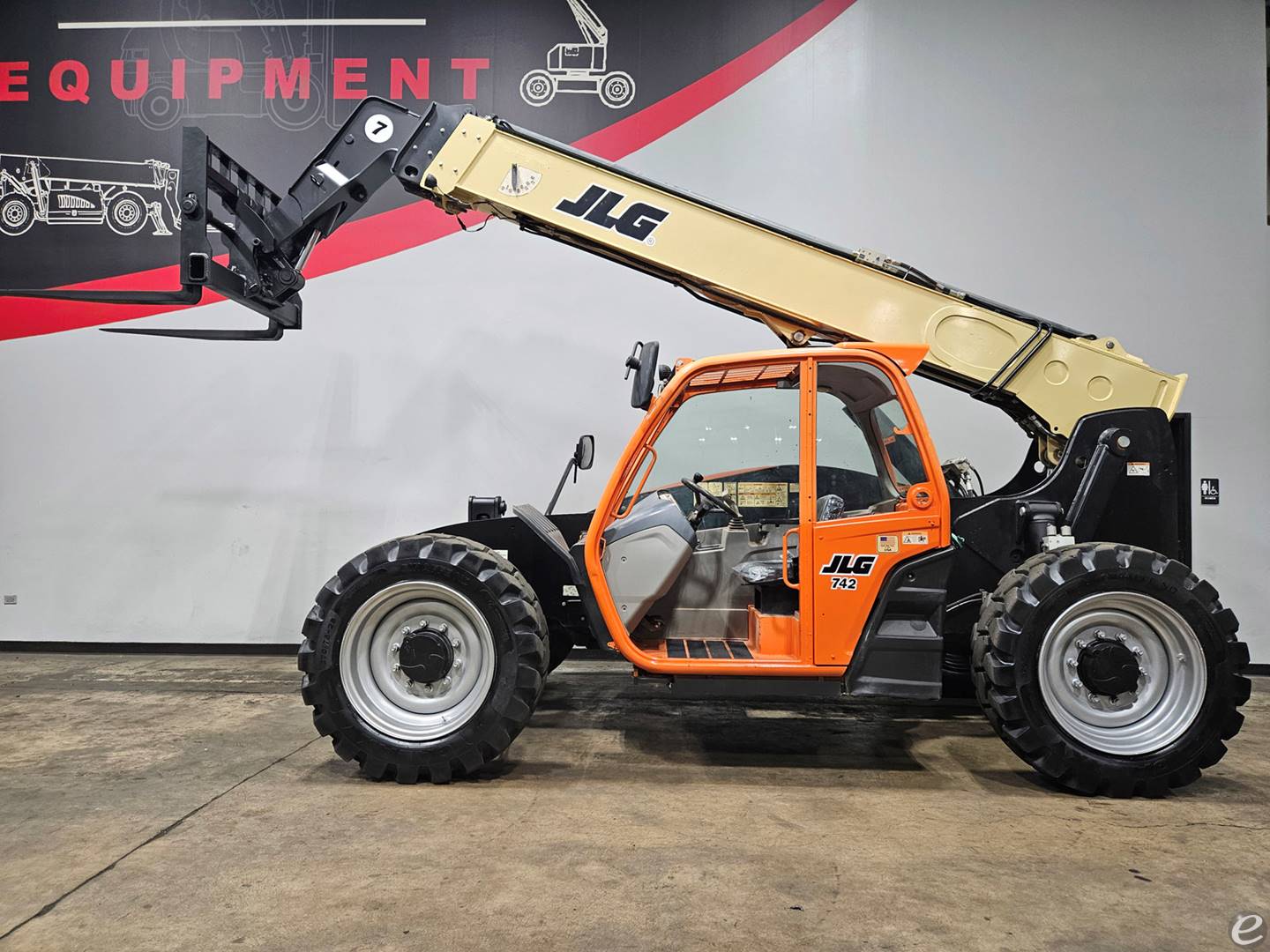 2019 JLG 742