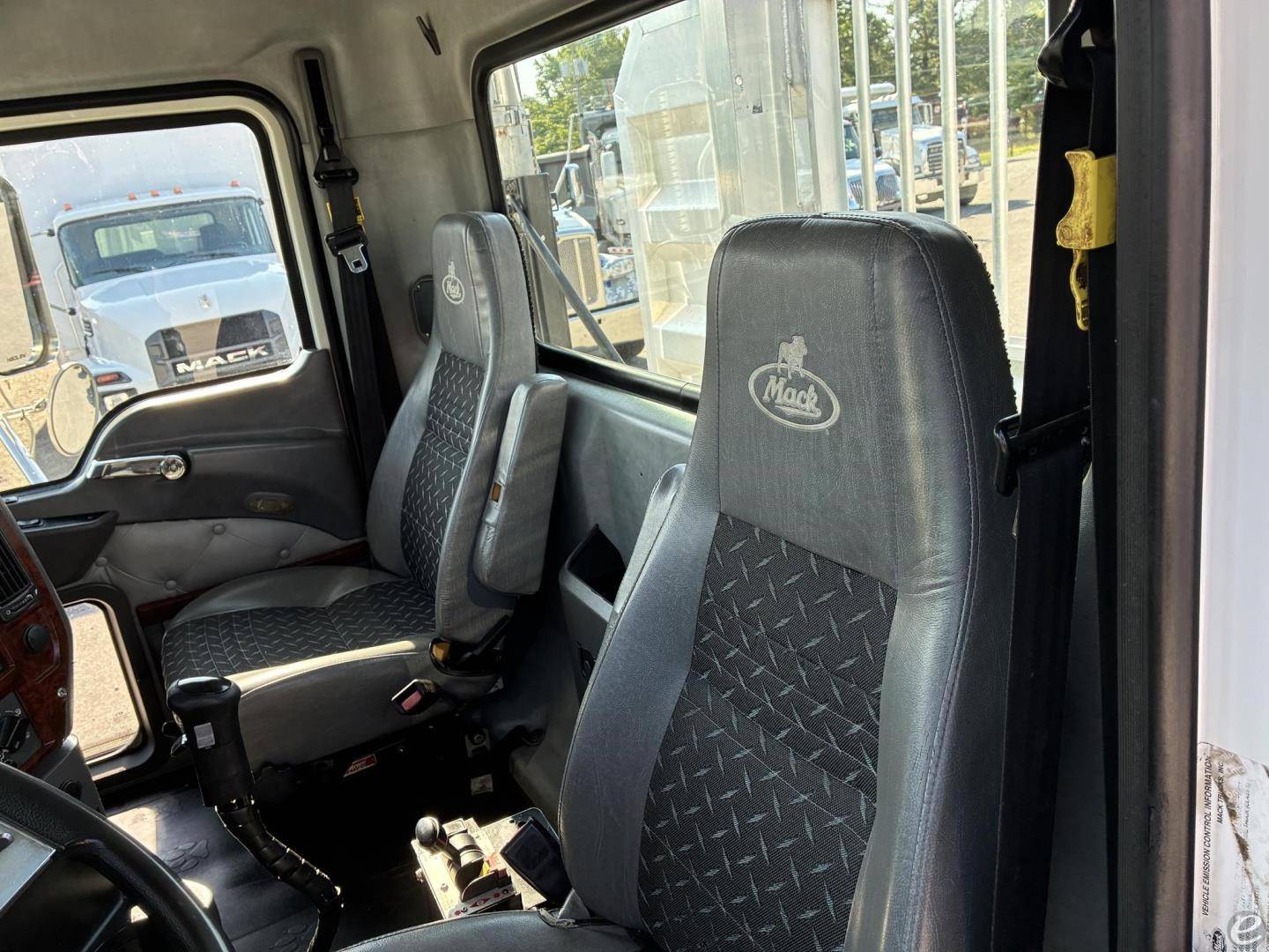 2015 Mack PINNACLE CHU613