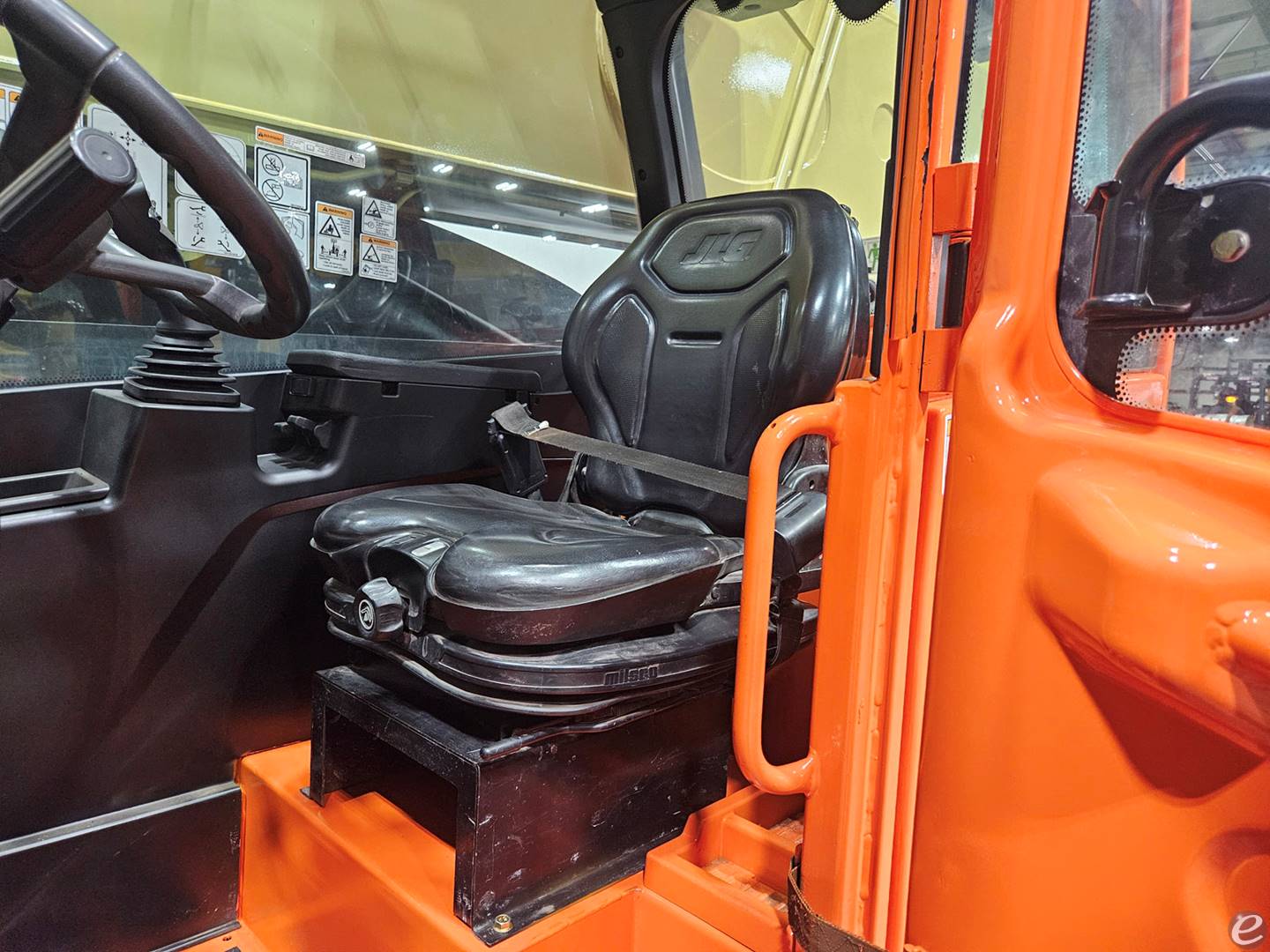 2016 JLG 1055
