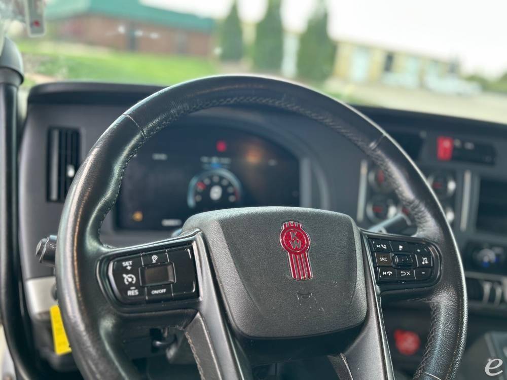 2025 Kenworth T880
