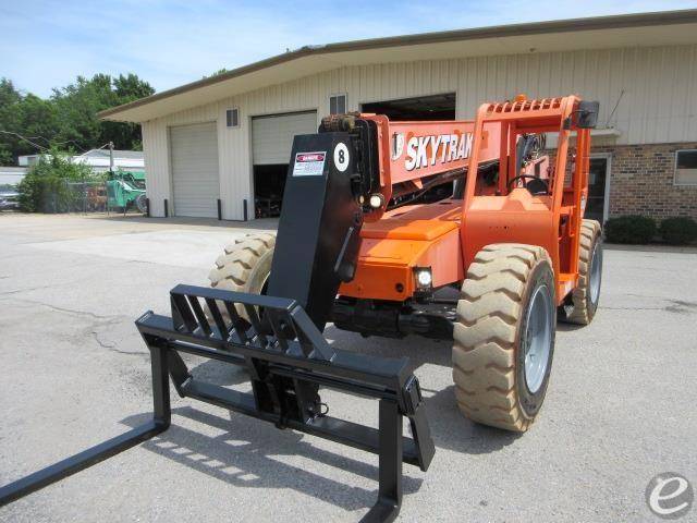 2017 JLG 8042