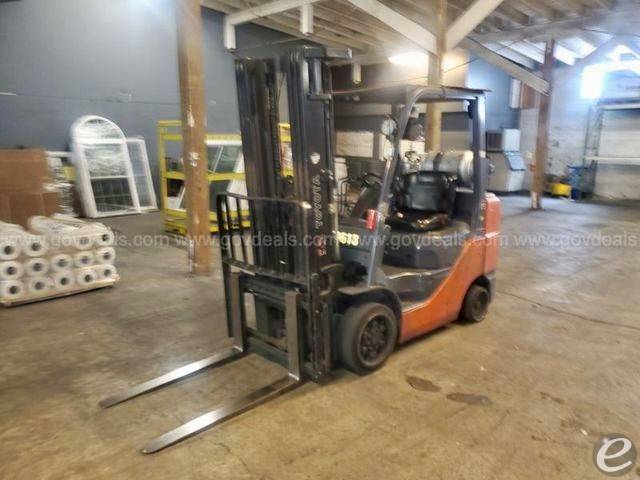 2012 Toyota 8FGCU30 LP Gas Forklift...