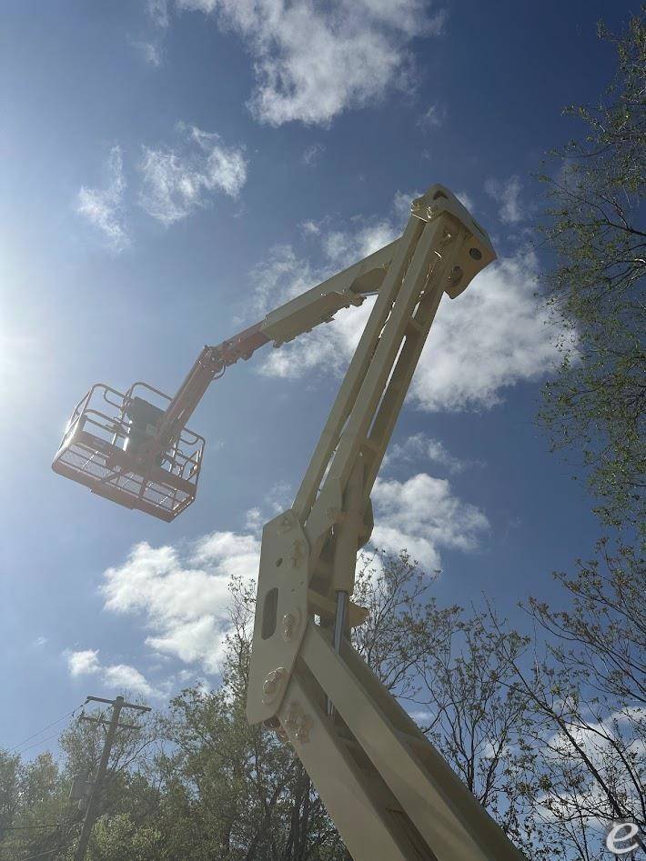2017 JLG 450AJ