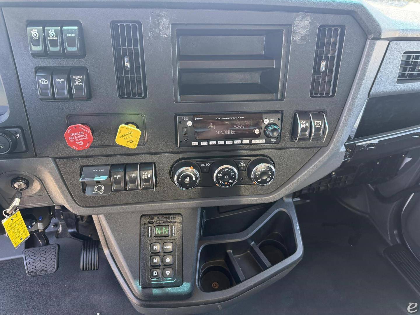 2023 Peterbilt 548