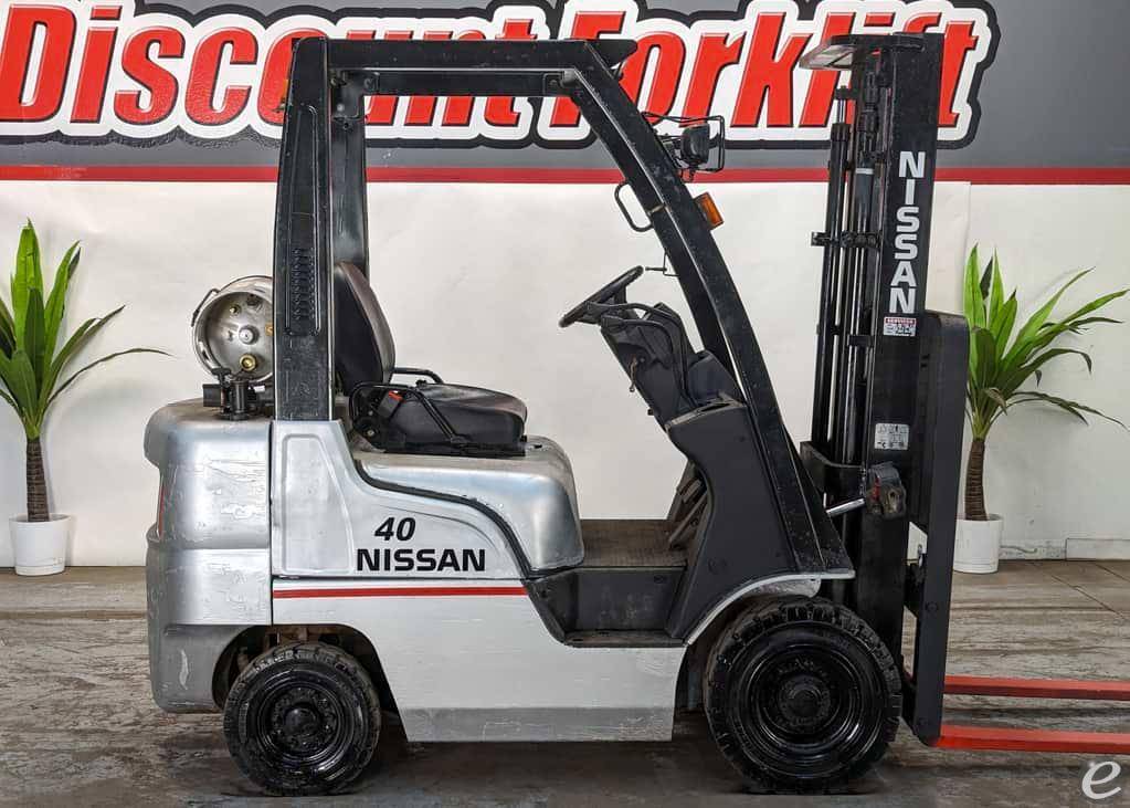 2010 Nissan                        ...