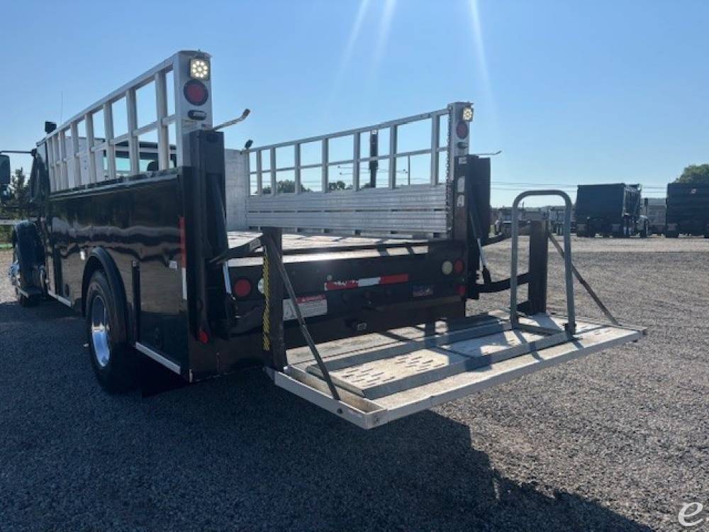 2017 Freightliner BUSINESS CLASS M2 106