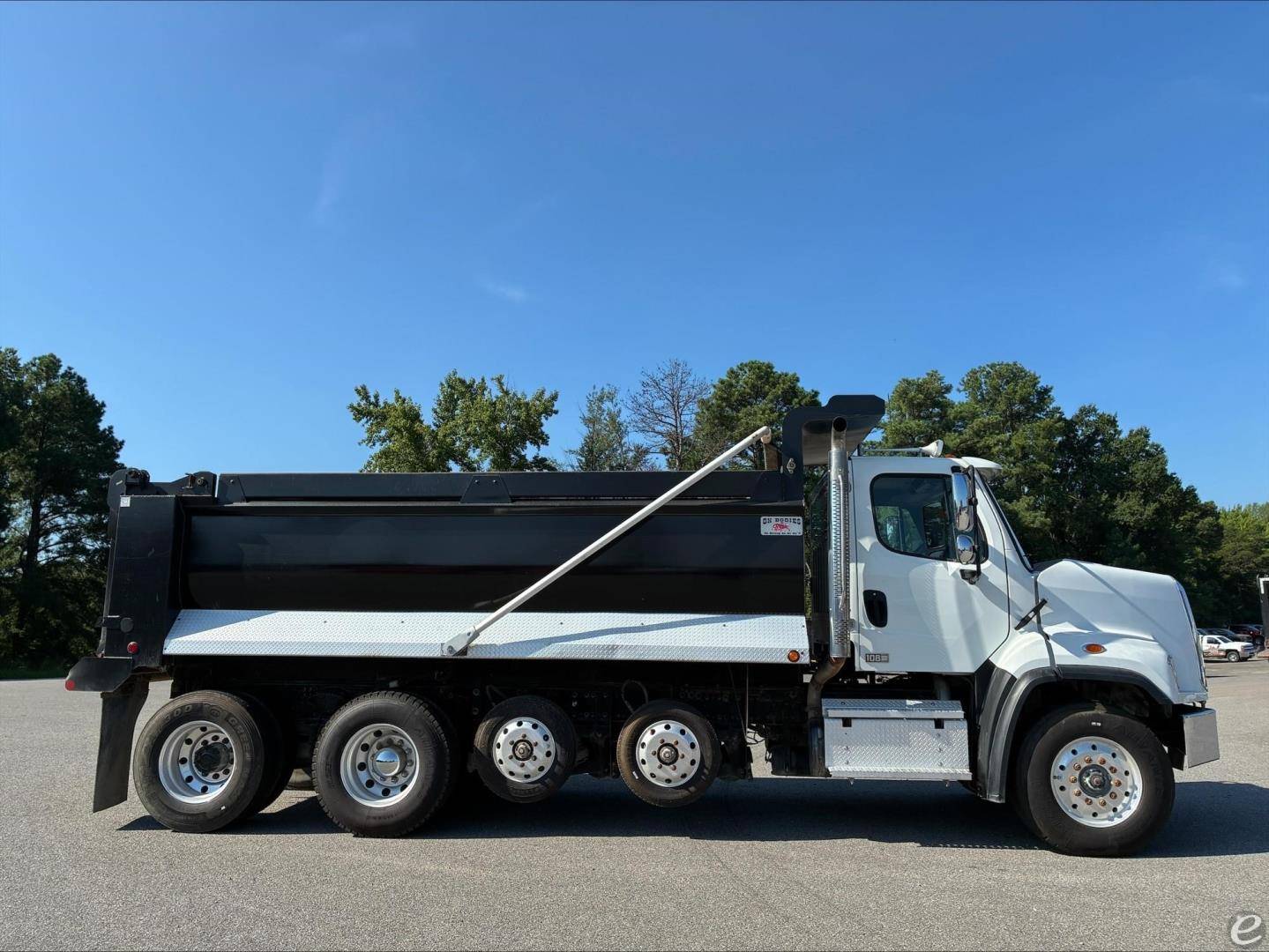 2023 Freightliner 108SD