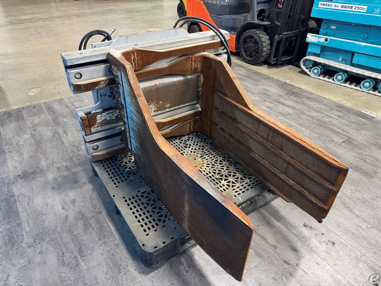 Cascade Rotating Bale Clamp 70D-46865