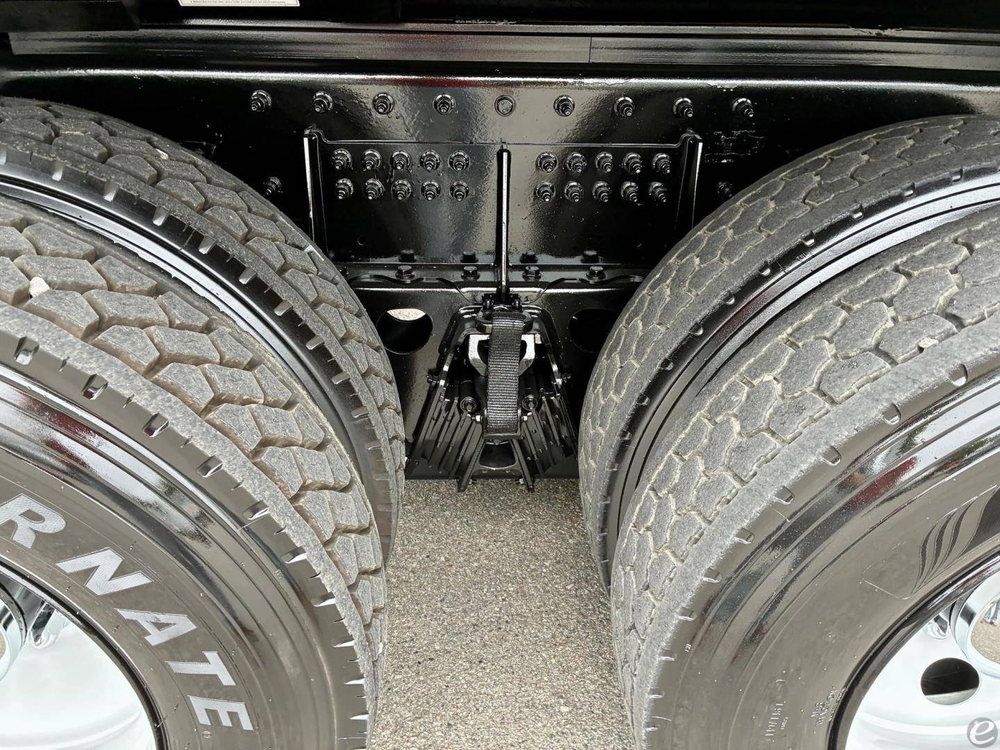 2025 Kenworth T880