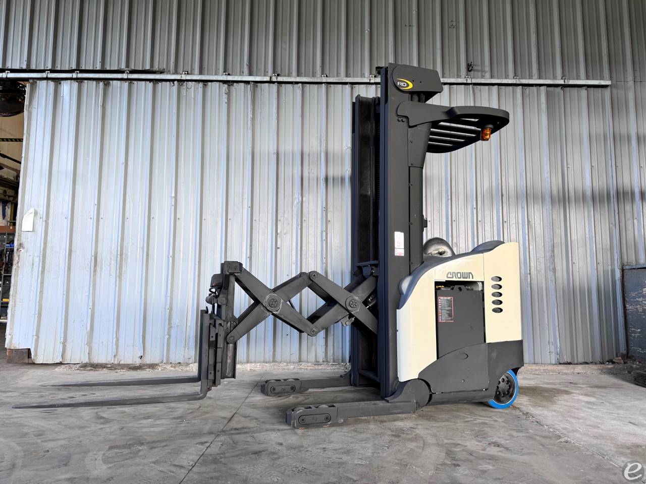 2002 Crown RD5220-30 Electric Reach...