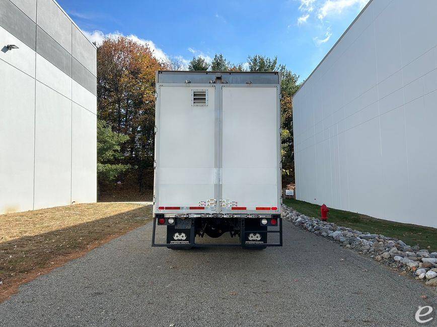 2017 Freightliner BUSINESS CLASS M2 106
