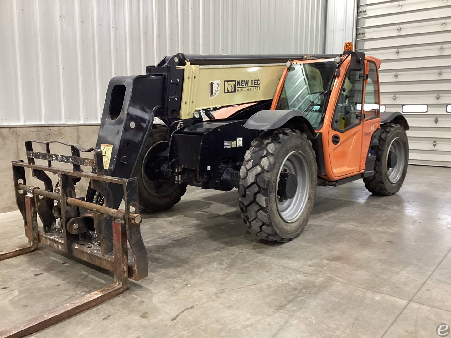 2016 JLG 943