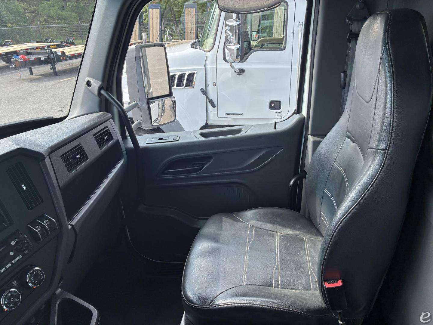 2023 Peterbilt 548