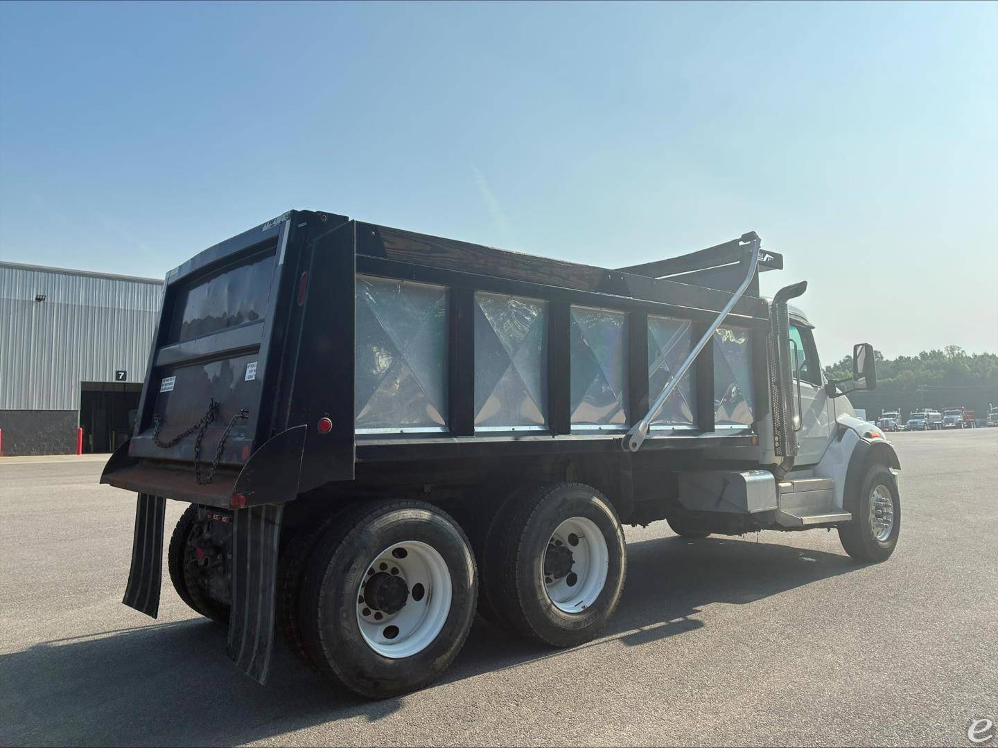 2023 Peterbilt 548
