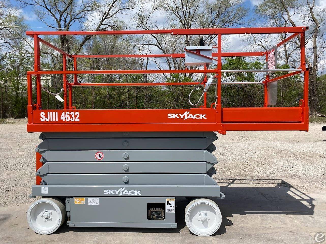 2014 Skyjack SJ6832RT Dual Fuel Scissor Lift - 123Forklift