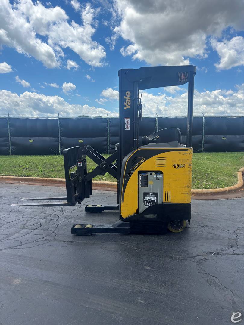 2017 Yale NR040DB