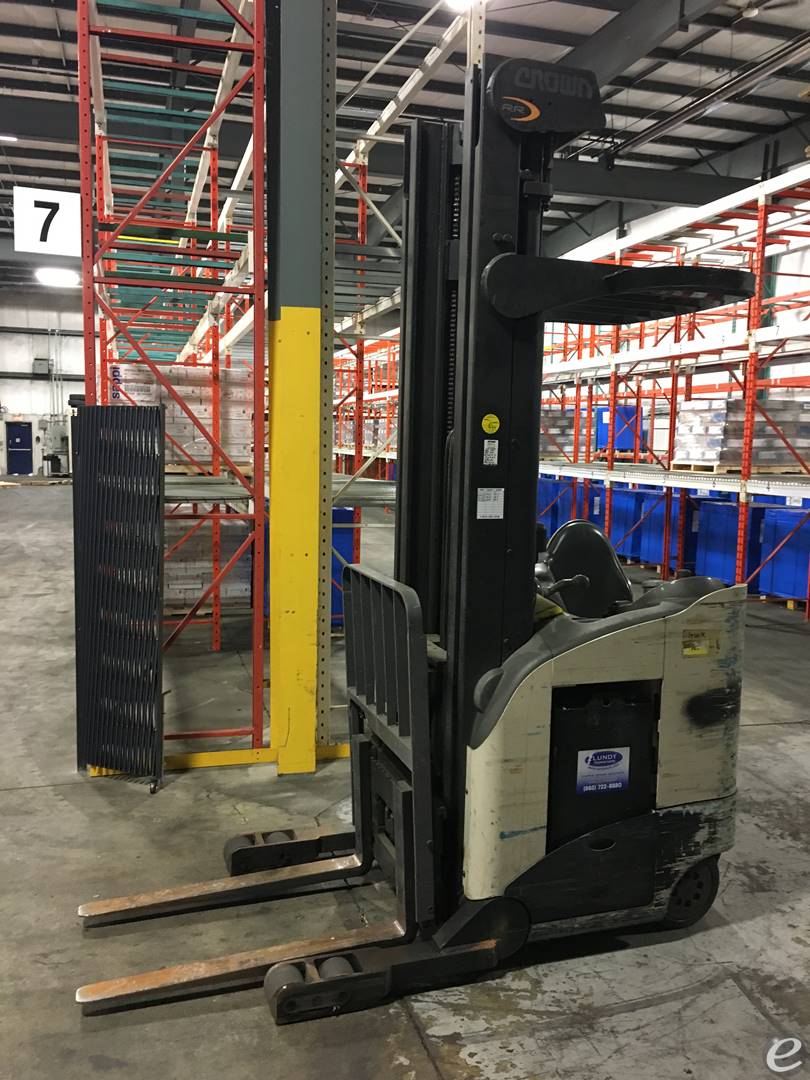 2004 Crown RR5220-35TT Electric Reach Truck - 123Forklift