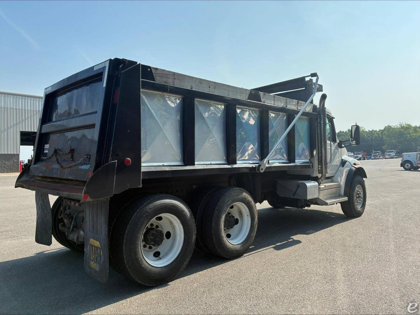 2023 Peterbilt 548