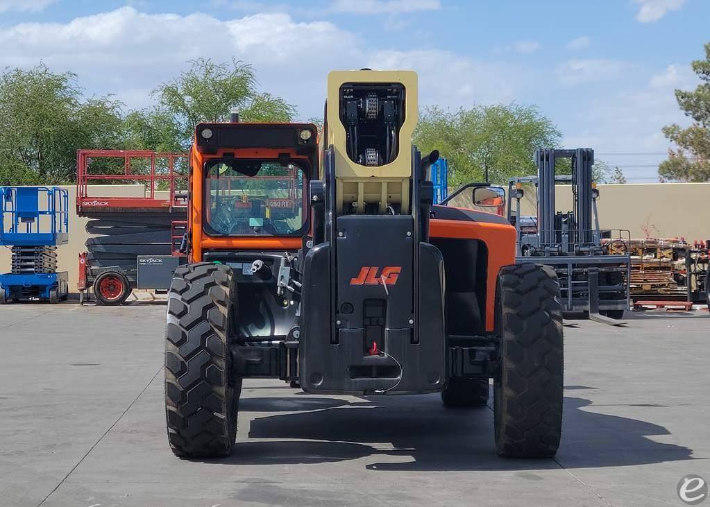 2025 JLG 1055