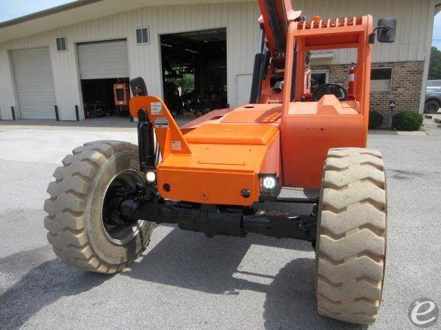 2017 JLG 8042