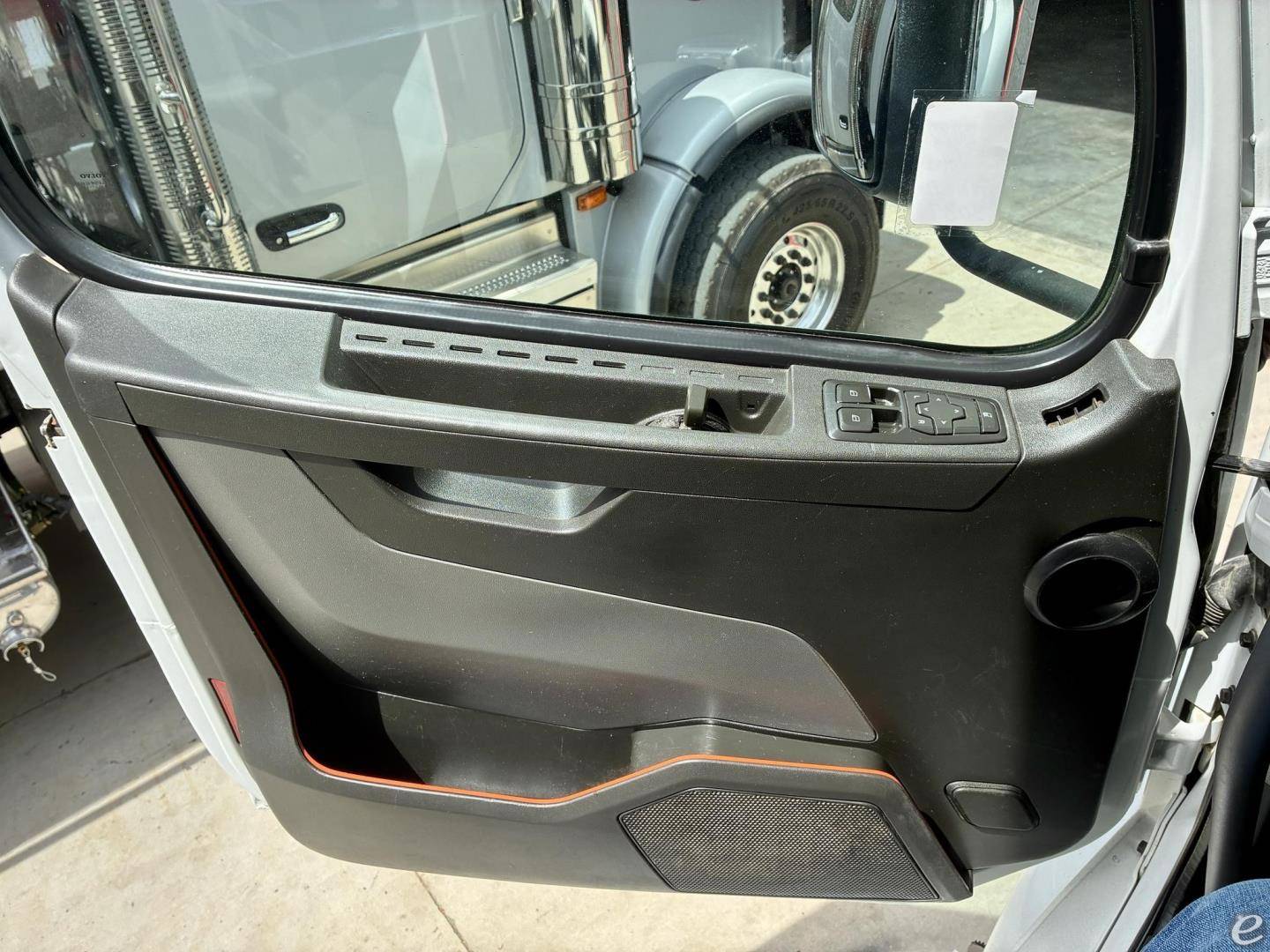 2022 Volvo VHD64F300