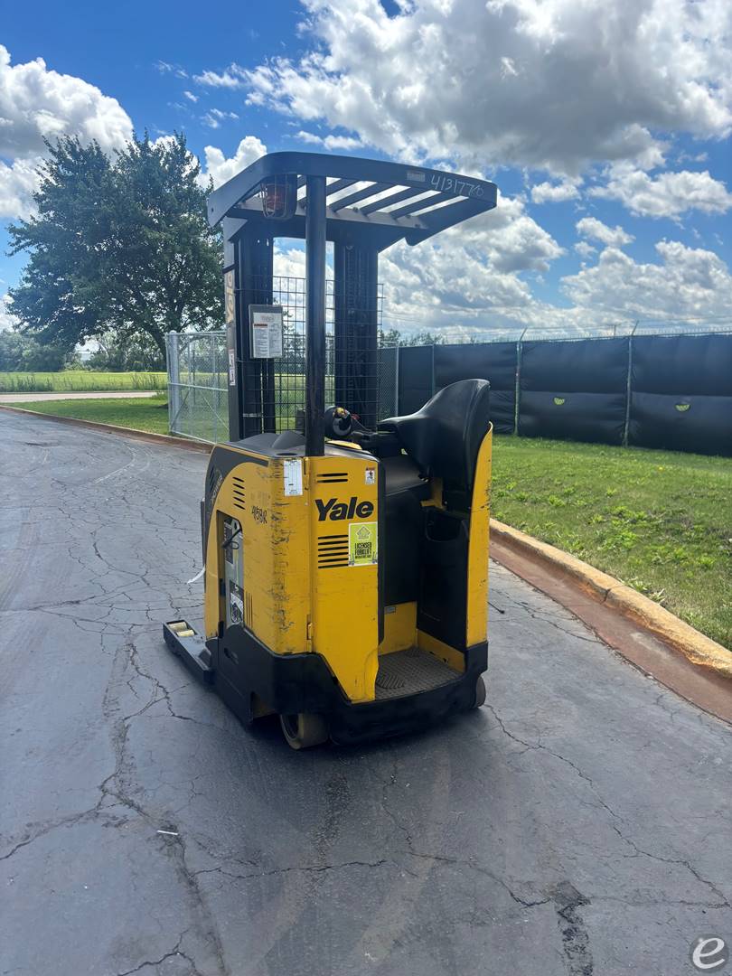 2017 Yale NR040DB