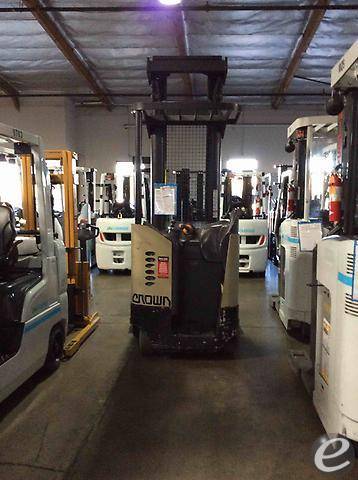 2004 Crown RR5220-45 Electric Reach...