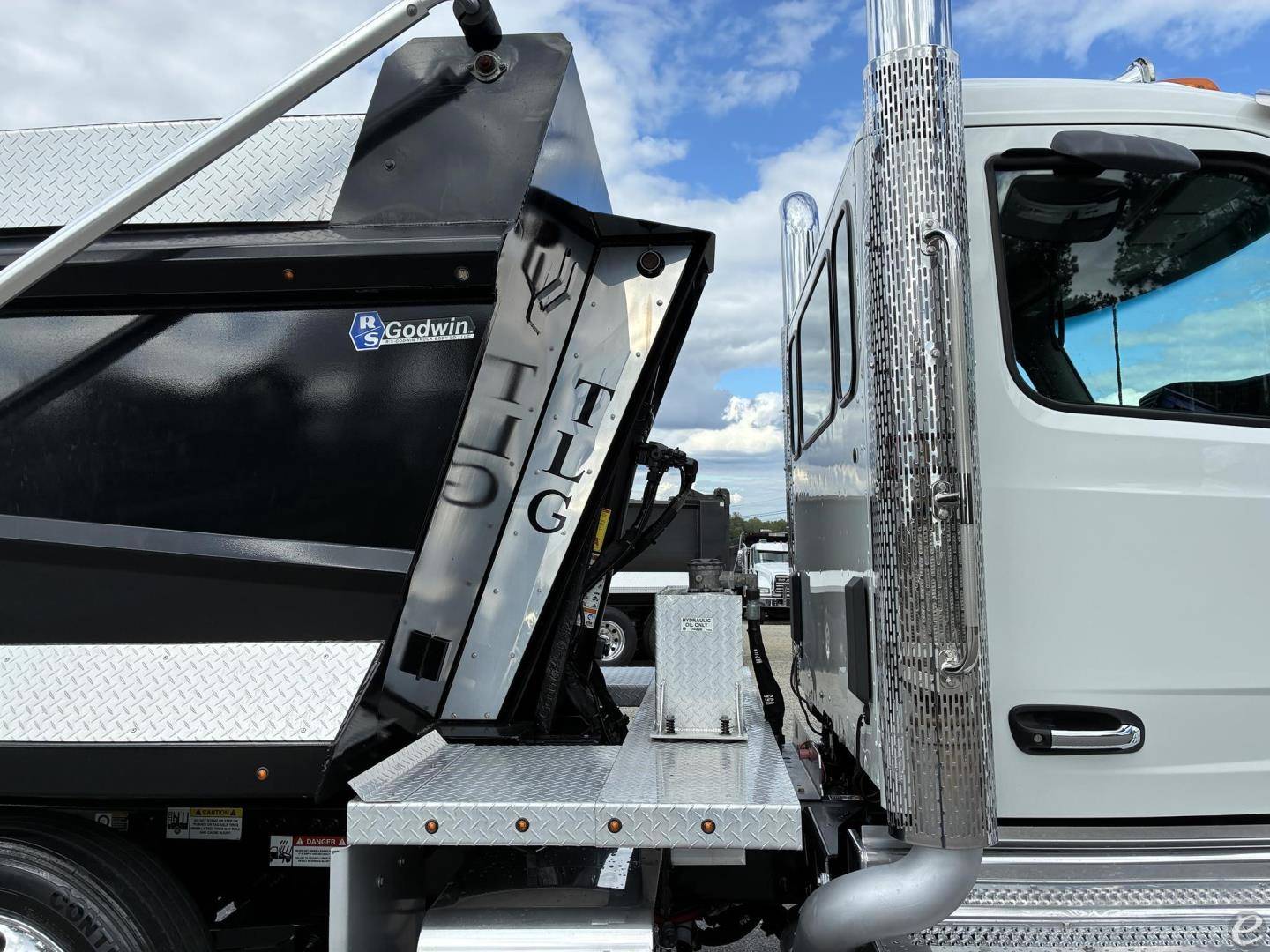 2025 Peterbilt 567
