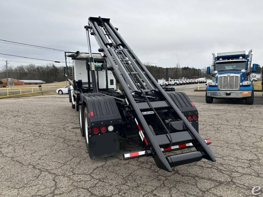 2025 Kenworth T880
