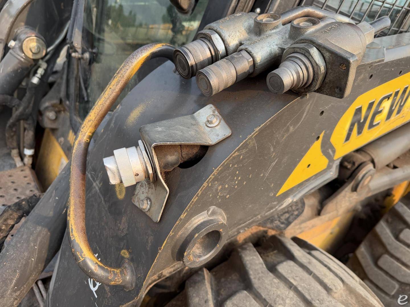 2015 New Holland L220