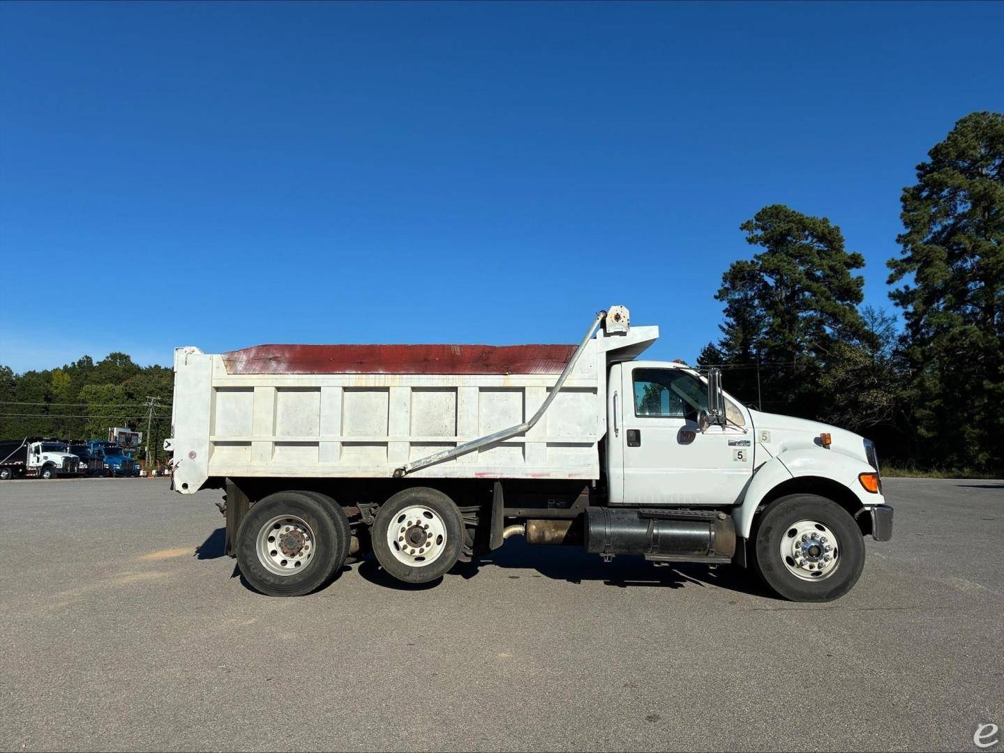 2006 Ford F750 XLT SD