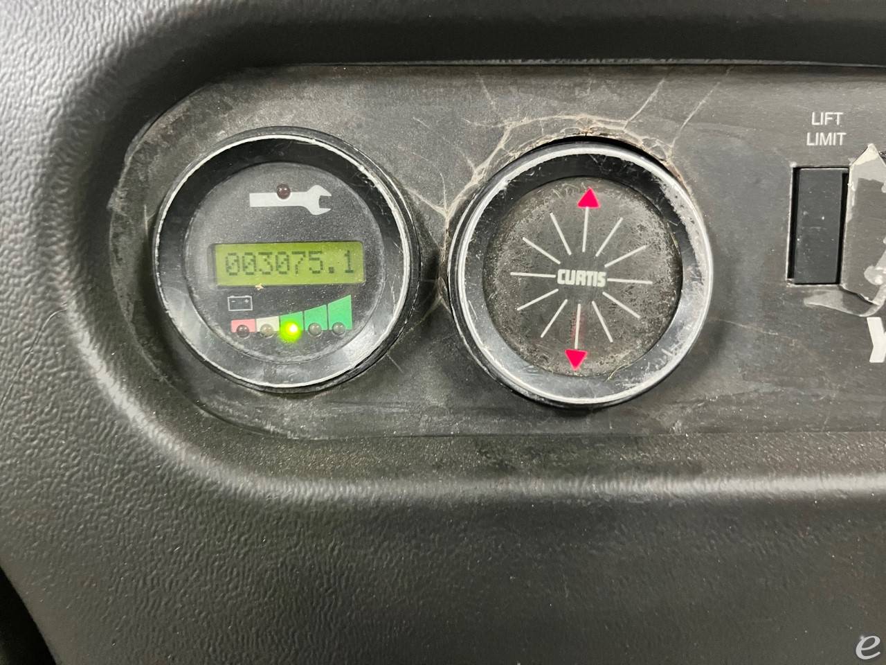2011 Yale OSO30ECN24TE090
