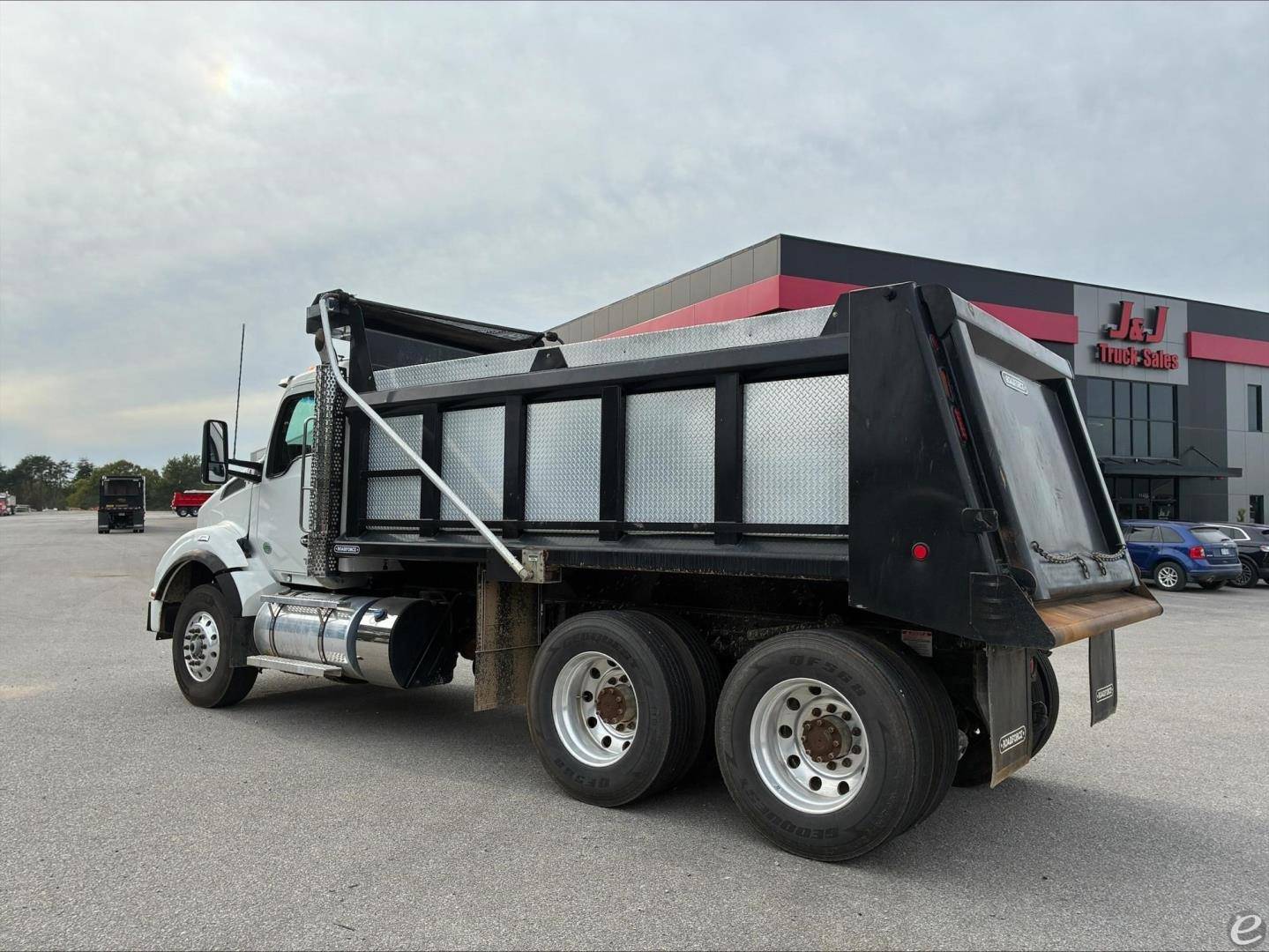 2025 Kenworth T880