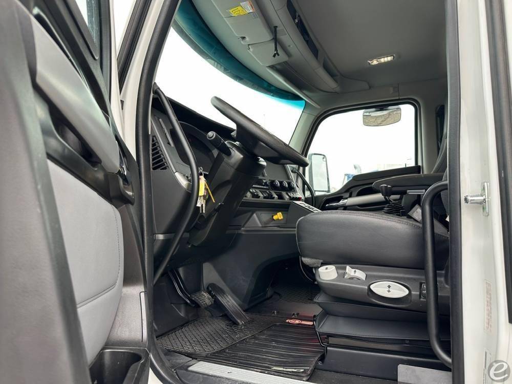 2025 Kenworth T880