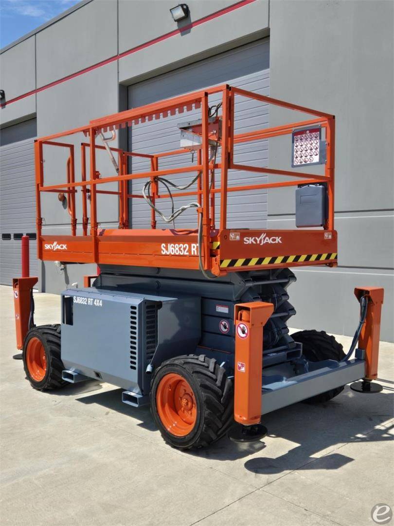 2015 Skyjack SJ6832RT Dual Fuel Scissor Lift - 123Forklift