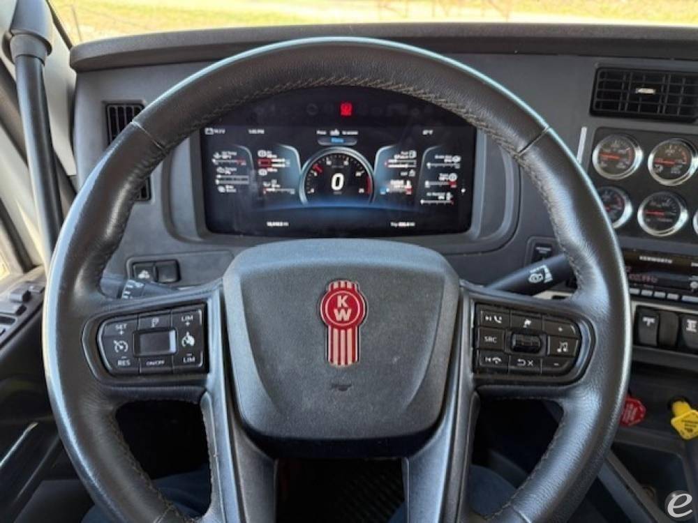 2025 Kenworth T880