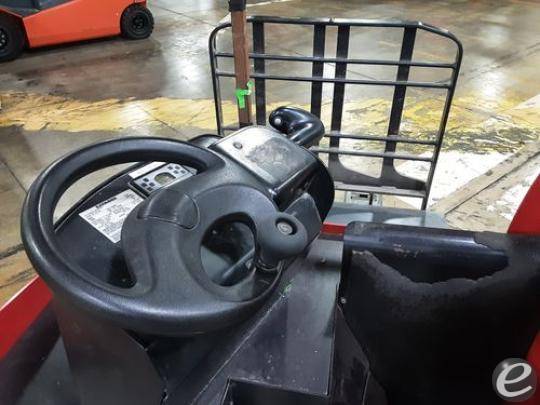 2018 Raymond 8900