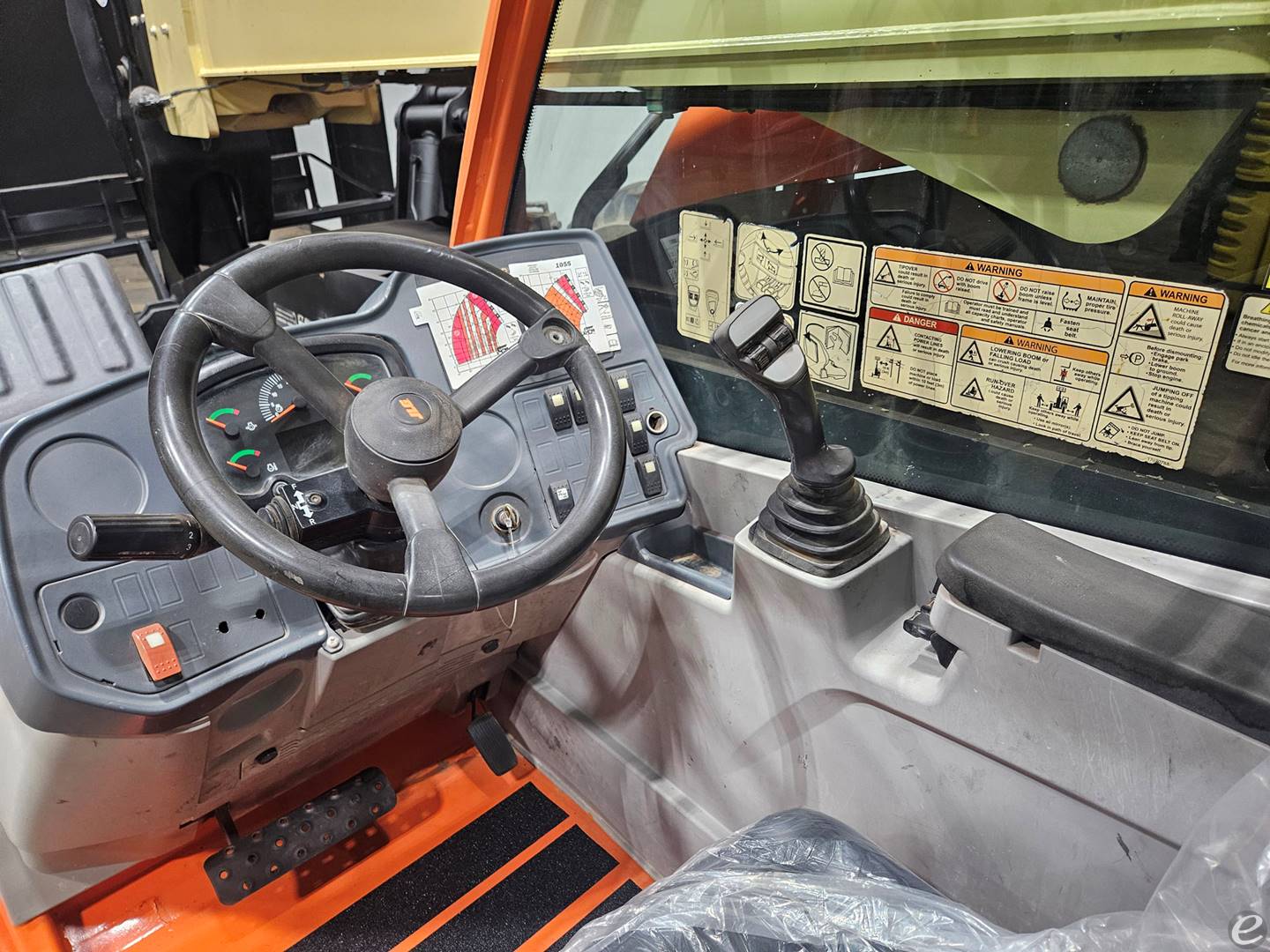 2018 JLG 1055