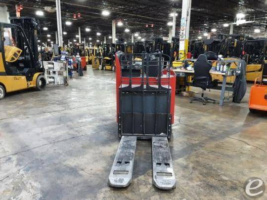 2017 Raymond 8900