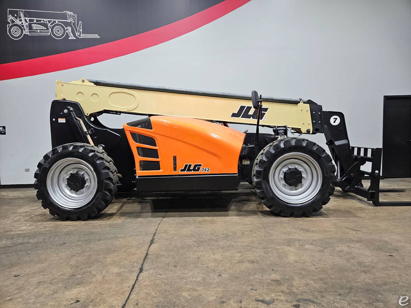 2019 JLG 742
