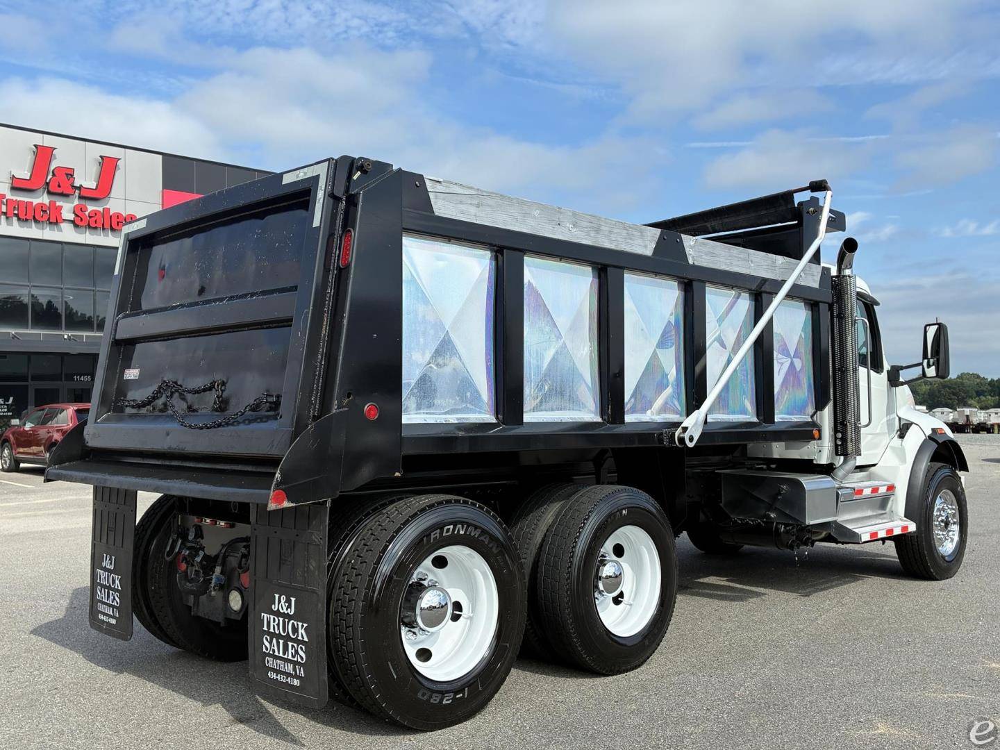 2023 Peterbilt 548