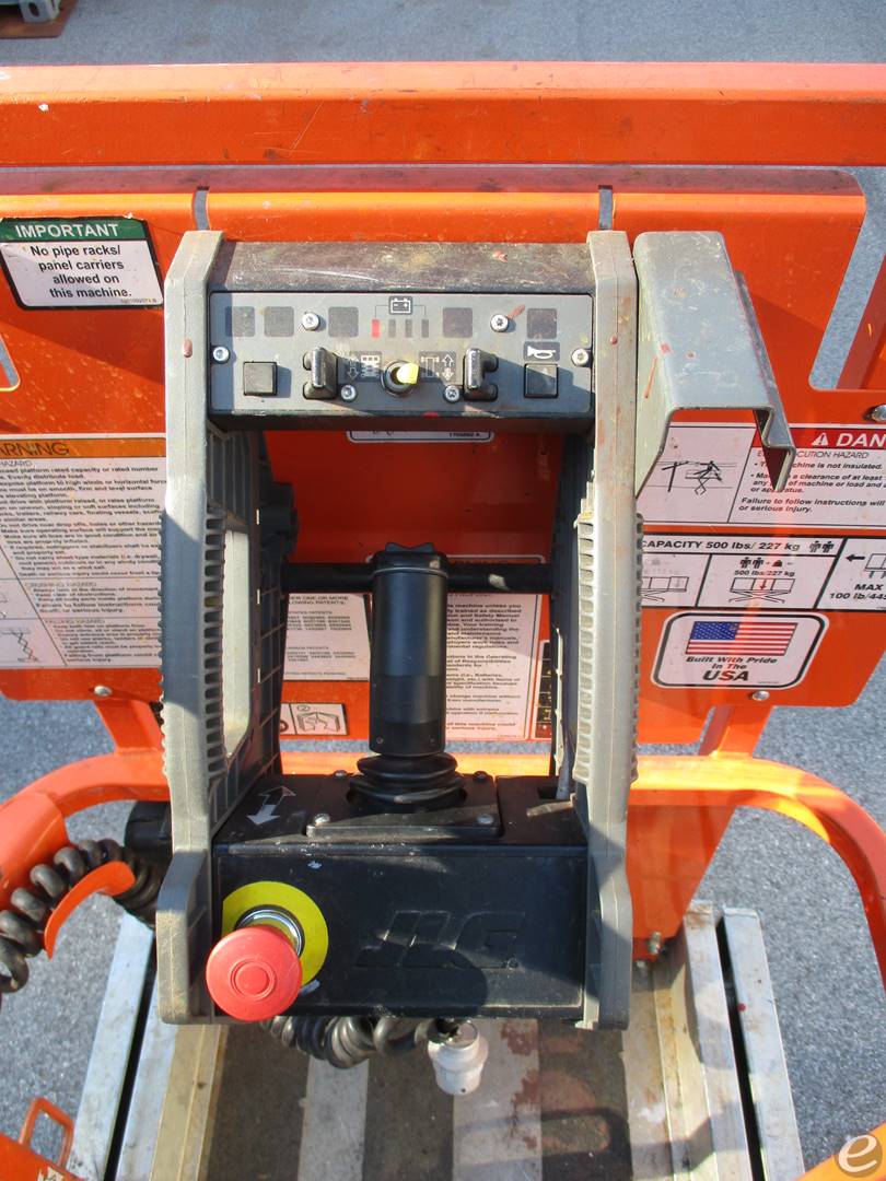2014 JLG 11930ES