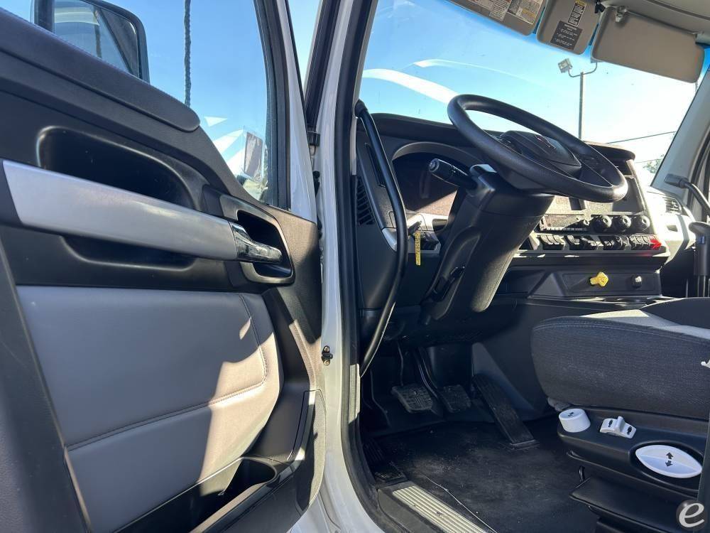 2024 Kenworth T880
