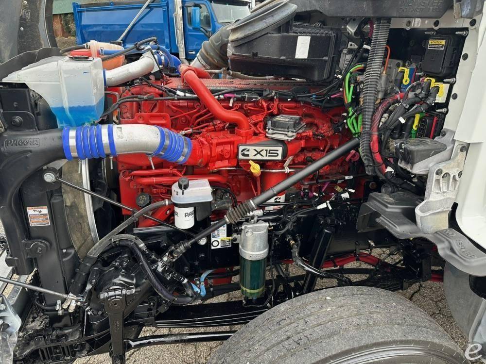 2025 Kenworth T880