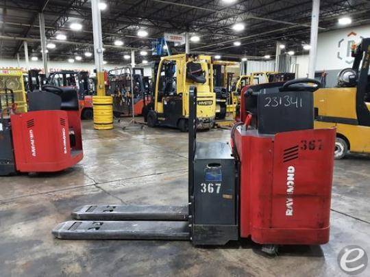 2018 Raymond 8900