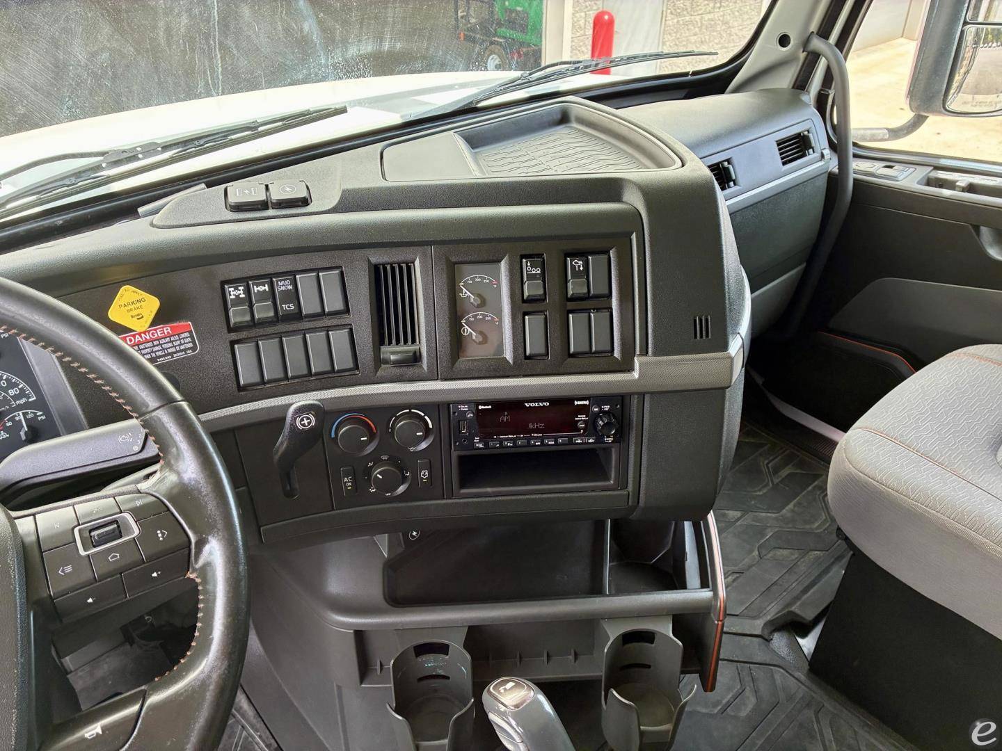 2022 Volvo VHD64F300