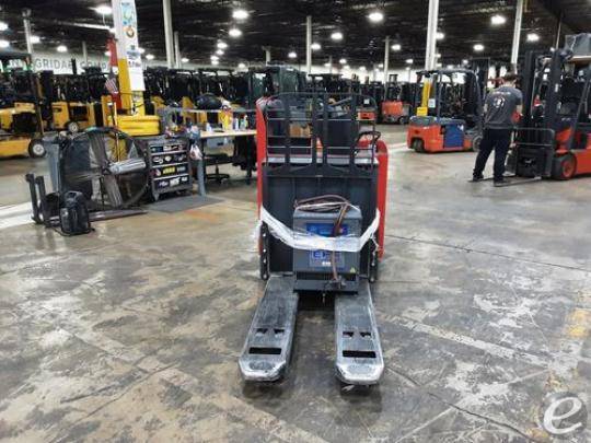 2019 Raymond 8900