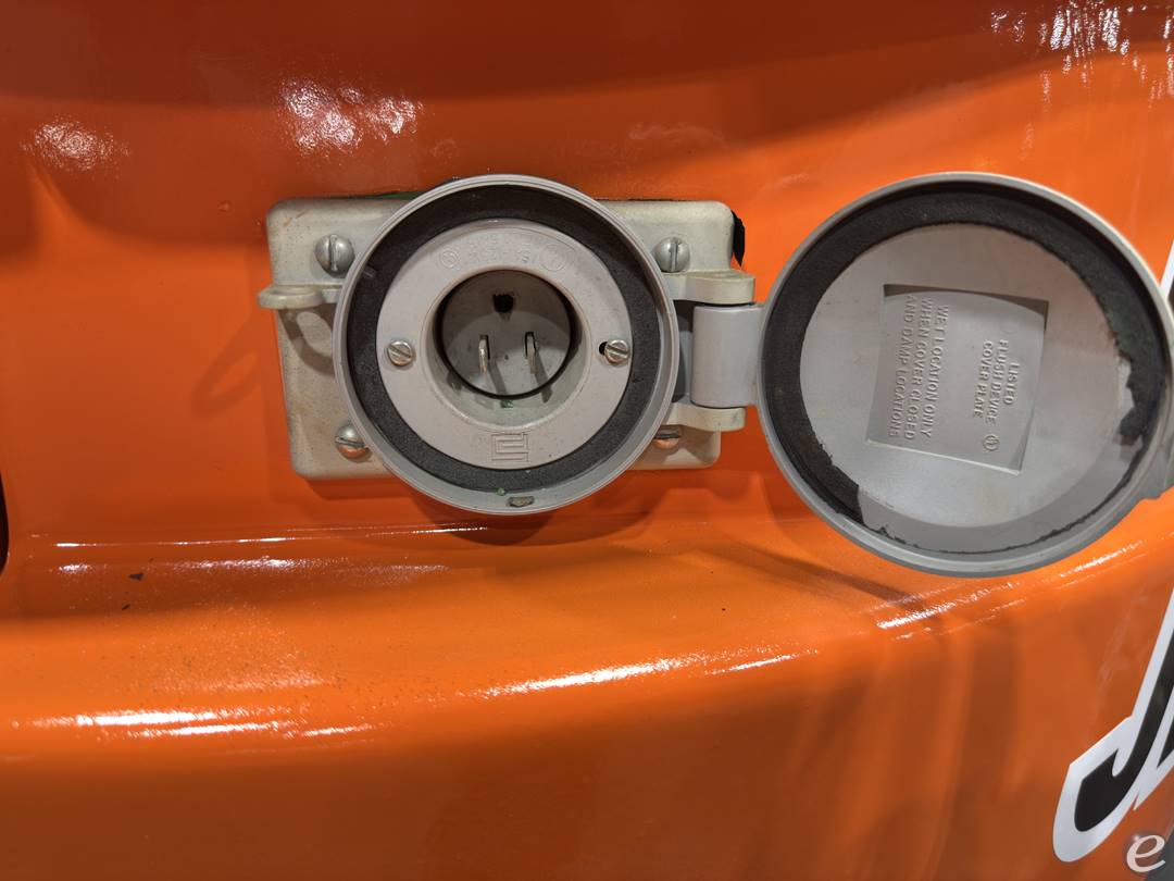 2014 JLG E300AJP