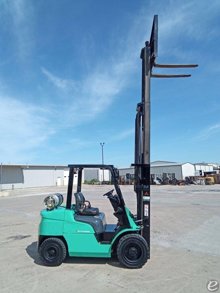 2015 Mitsubishi FG30N