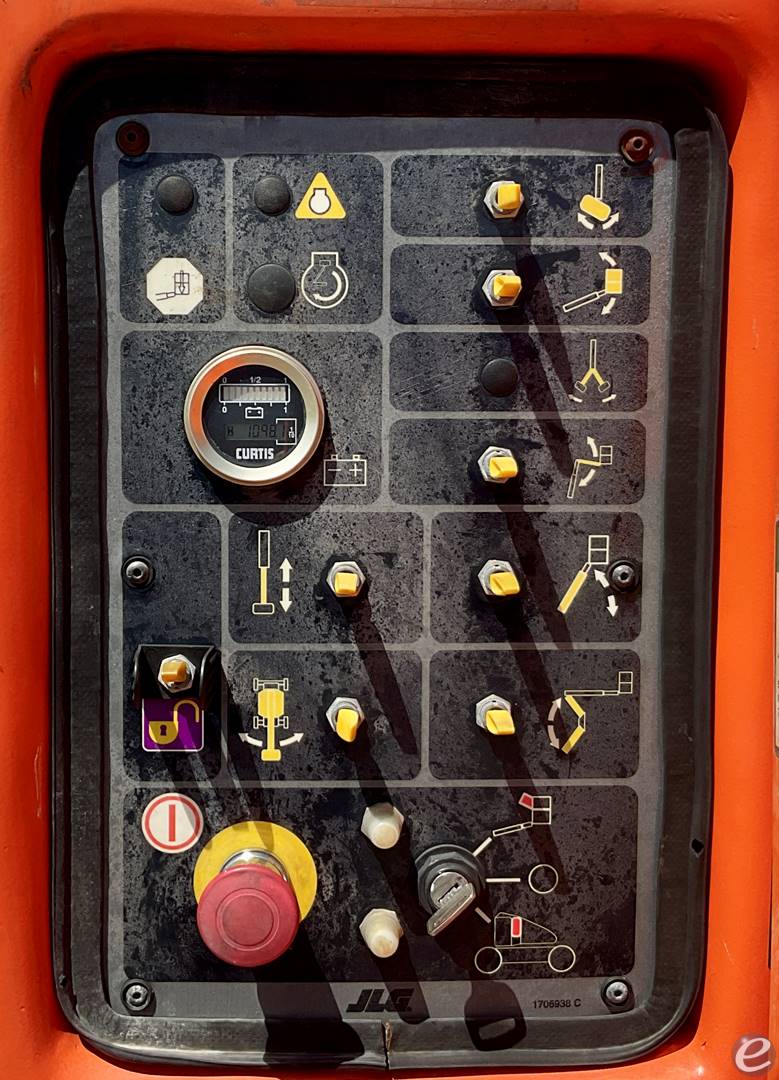 2015 JLG E450AJ